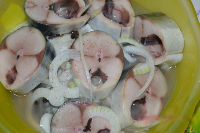 Домашняя скумбрия по вкусу как красная рыба: секрет в особом пикантном маринаде!