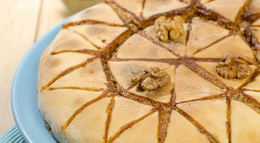 Греческий ореховый пирог с медовым сиропом