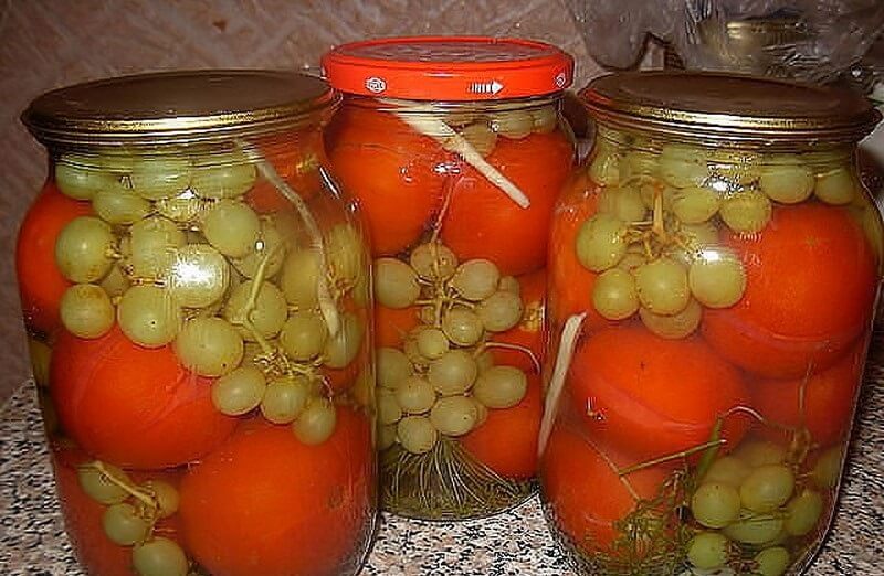 Как приготовить маринованные помидоры с  виноградом