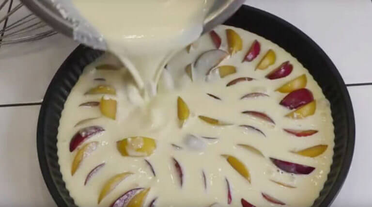 Как приготовить заливной пирог Клафути со сливой: пошаговый рецепт