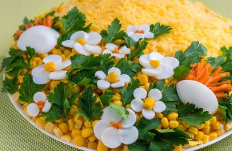 Салат «Весенняя корзинка» из куриной грудки