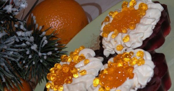 Красная, вкусная, заморская… Вот только это не совсем икра, а необычный праздничный десерт!