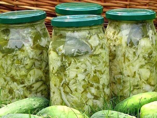 Любимый рецепт салата из молодой капусты с огурцами и луком на зиму!