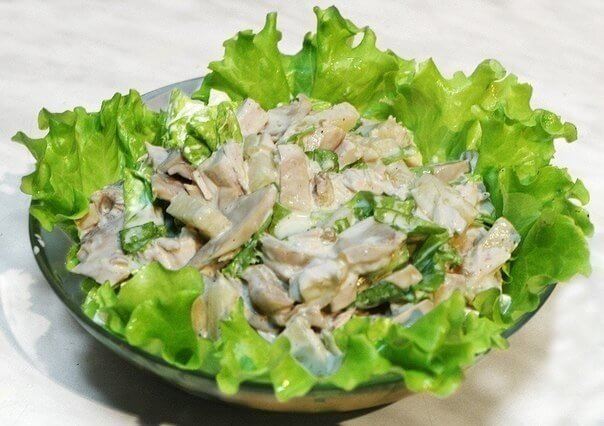 Очень красивый и необычайно вкусный салат с курицей и грибами