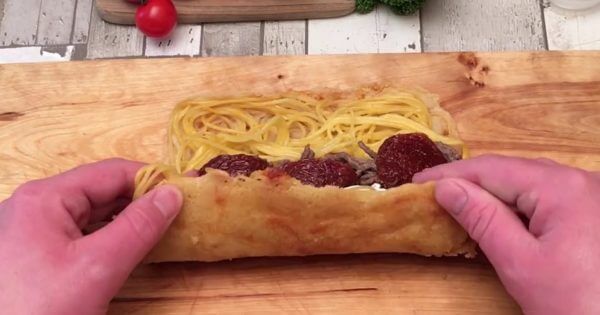 Очень оригинальное и вкусное блюдо: вкуснейшие рулеты из спагетти, сыра и фарша!