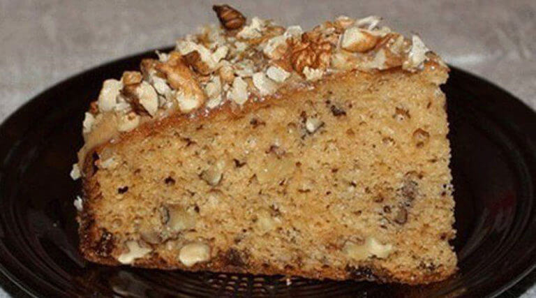 Оригинальный пирог «Лень-матушка» с изюмом, орехами и сгущенкой: пошаговый рецепт
