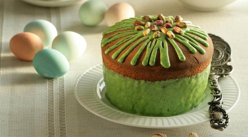 Пасхальный кулич с фисташками, финиками и глазурью из шпината