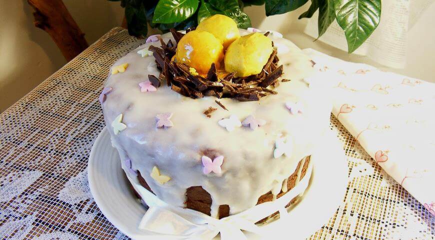 Пасхальный кулич с гнездышком из шоколада и марципана Пасхальный кулич с гнездышком из шоколада и марципана