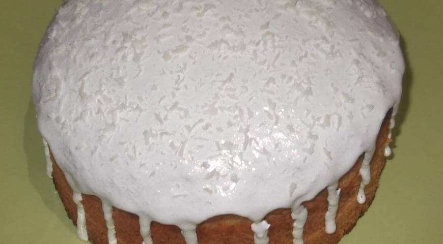 Пасхальный кулич с кокосовой стружкой