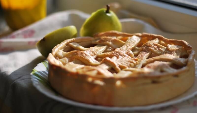 Готовим пирог с яблоками и грушами в медовой карамели