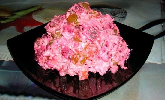 Потрясающий салат «Жизнь в розовом цвете» для праздничного стола