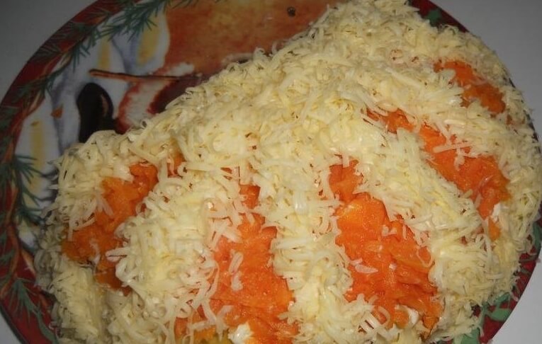 Праздничный слоеный салат «Апельсиновая долька» с куриной грудкой и овощами