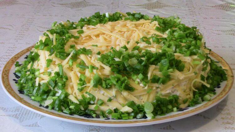 Простой и необычный слоеный салат «Грибы под шубой»