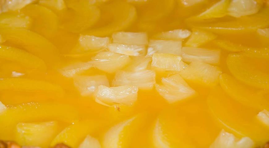 Простой и вкусный пирог с консервированными ананасами и персиками