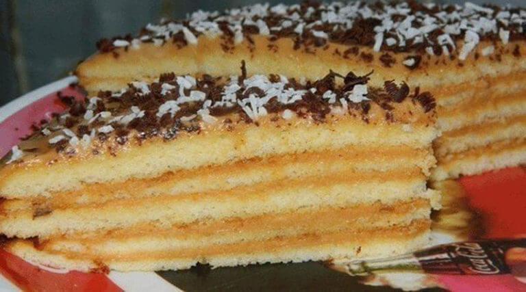 Простой нежный торт со сметанным кремом и сгущенкой
