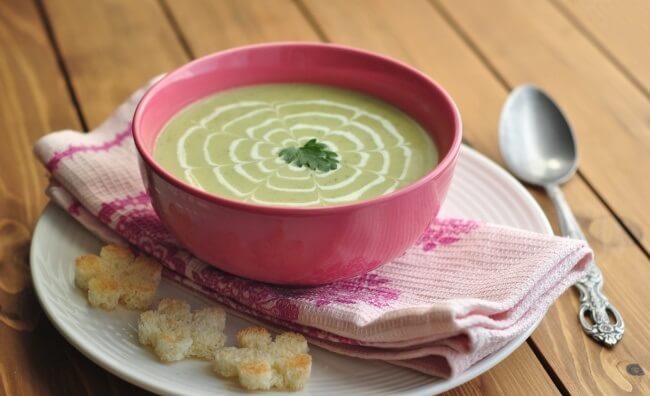 Простой рецепт: овощной крем суп из кабачков с помидорами