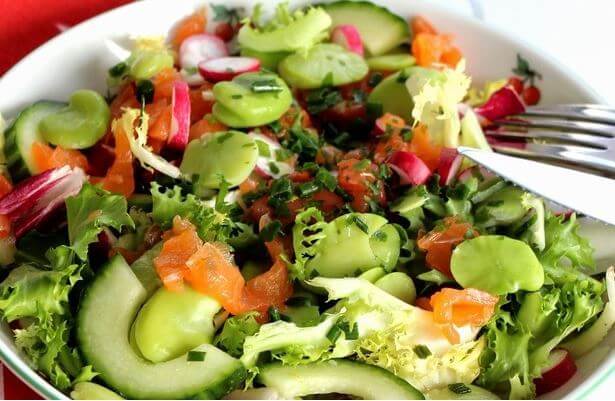 Простой салат со свежими овощами и форелью
