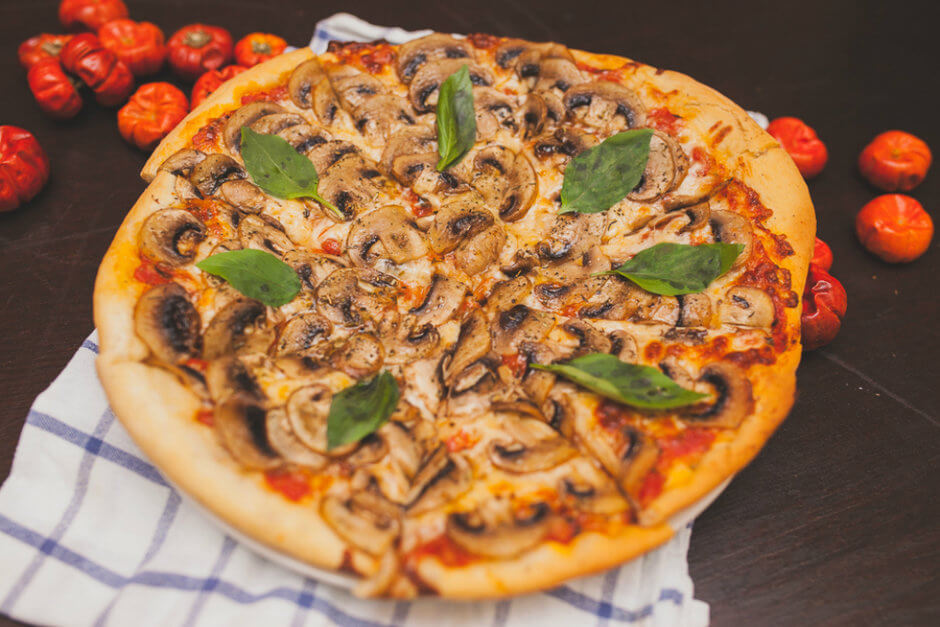 Рецепт настоящей итальянской пиццы с грибами и моцареллой