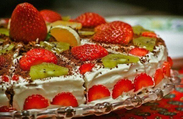 Рецепт приготовления шоколадно-клубничного торта со сгущенкой