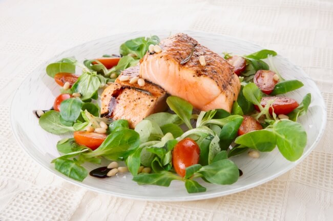Рецепт салата с овощами и лососем