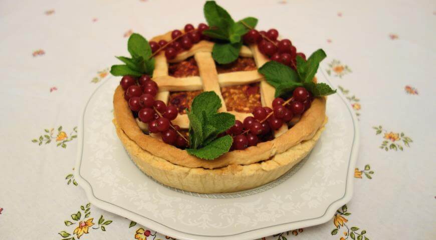 Рецепт вкусного пирога с сухофруктами и брусникой в домашних условиях