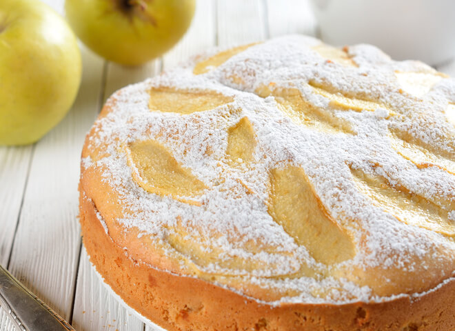 Шарлотка с яблоками – любимый домашний пирог