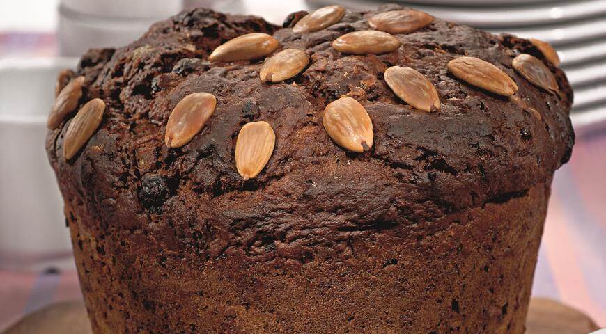 Шоколадный кулич (пасха) с миндалем и изюмом