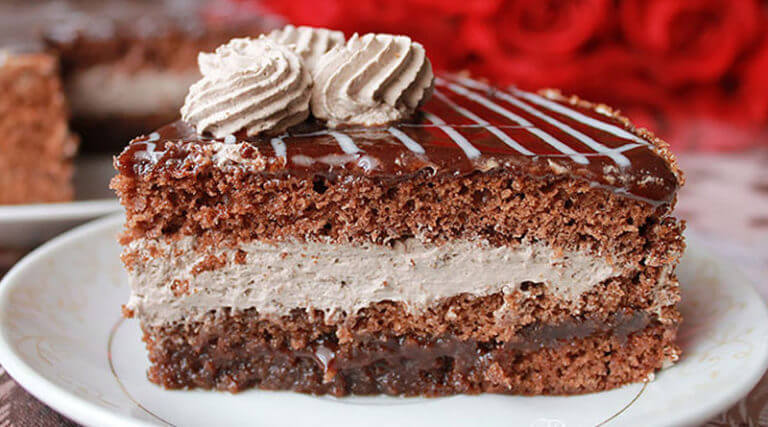 Шоколадный торт с черносливом и сливочным кремом