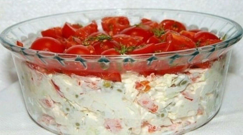 Слоеный салат «Красная шапочка» с помидорами и курицей