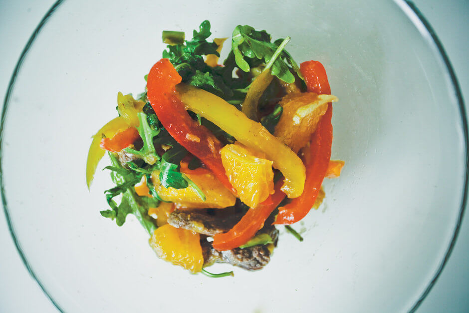 Сочная и нежная говядина с рукколой и апельсинами