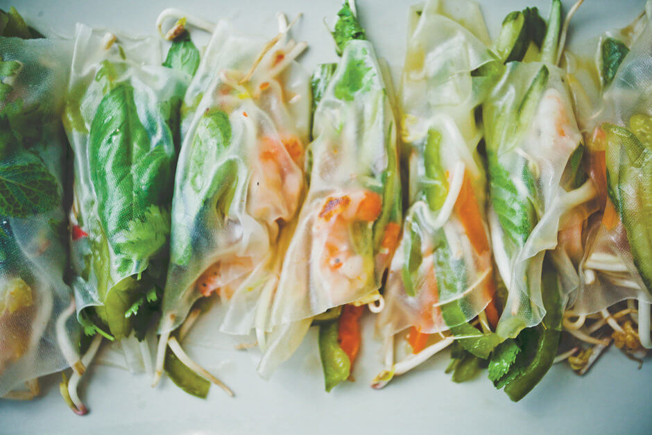 Спринг-роллы с морепродуктами, овощами и пряным соусом