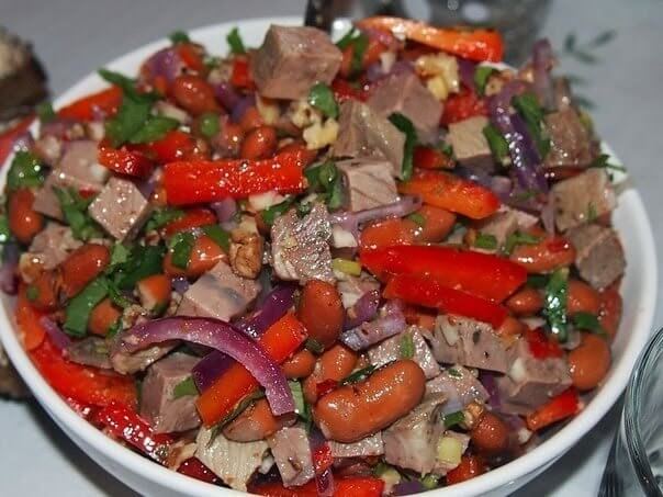Сытно и вкусно: готовим теплый салат «Тбилиси»