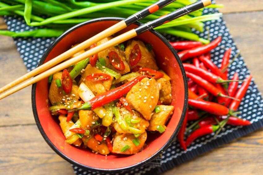 Сытный ужин: курица в соусе чилиндрон по-испански