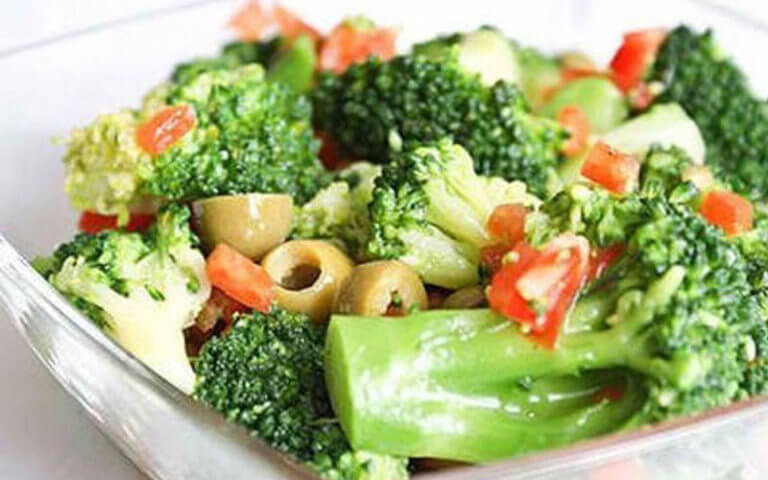 ТОП-8 рецептов полезных и низкокалорийных салатов с брокколи