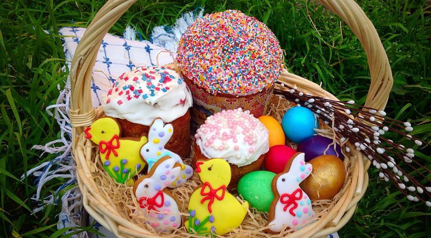 Творожный пасхальный кулич с апельсиновой цедрой и сушеной вишней