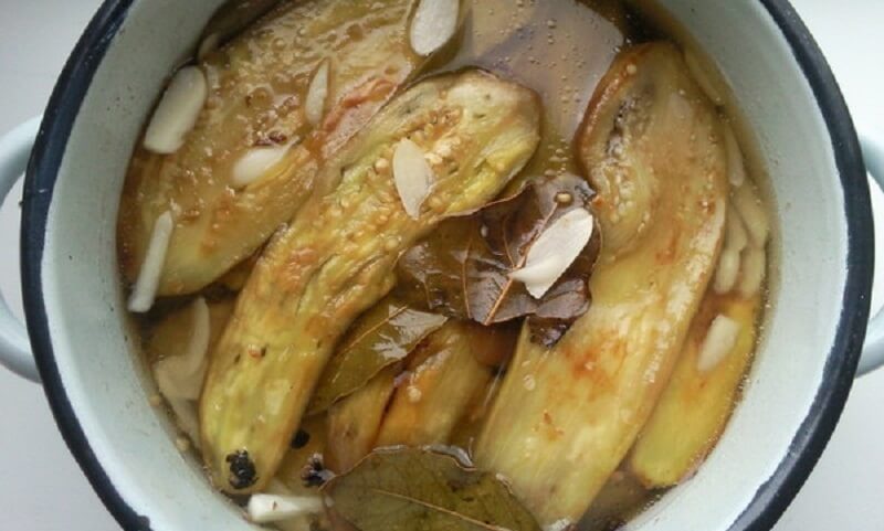 Вкусные маринованные баклажаны подойдут для любого застолья в качестве закуски!