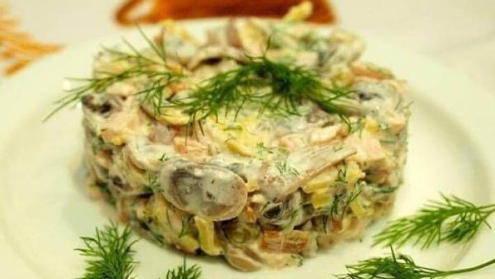 Вкусный и необычный куриный салат с грибами и овощами