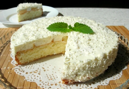 Быстрый и простой бисквитный торт с ананасами Пина Колада