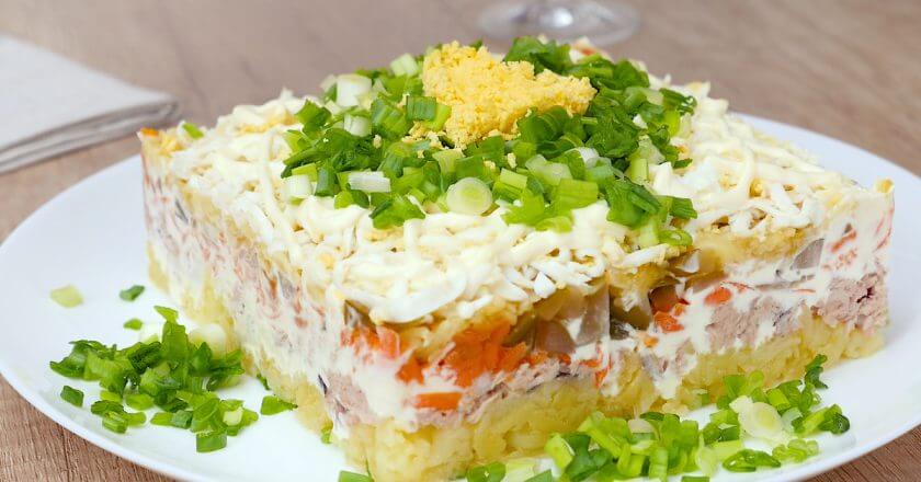 Как приготовить вкусный слоеный салат с тунцом
