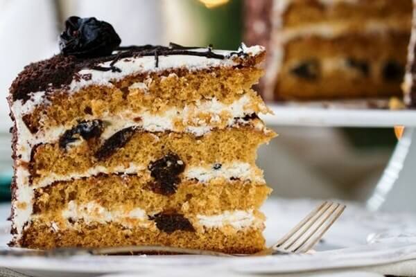 Медовый торт со сметаной и черносливом: пошаговый рецепт
