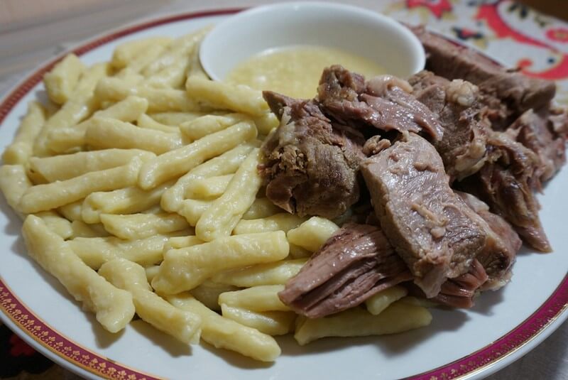 Национальное чеченское блюдо Жижиг Галнаш (галушки)