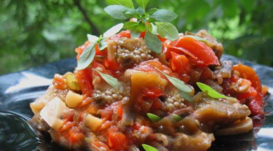 Необычный салат из запеченных баклажанов, помидоров и перца