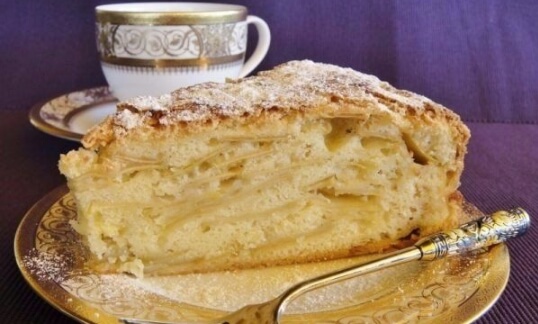 «Невидимый» яблочный пирог (Шарлатанка) на молоке с орехами