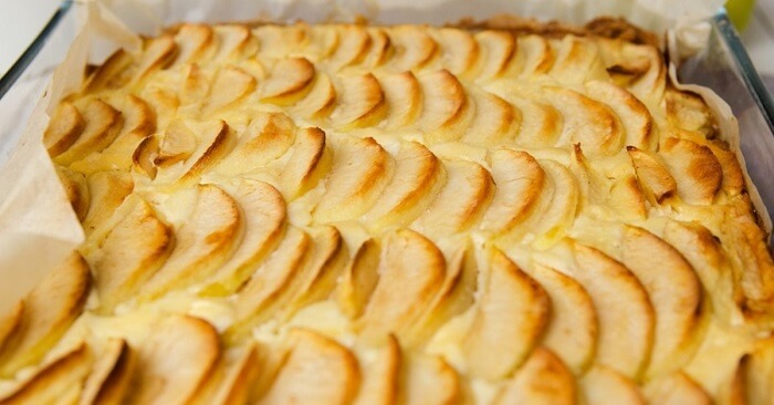 Рецепт яблочного пирога с творогом и ароматом корицы