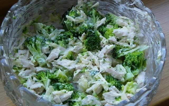 Рецепт легкого салата с курицей и брокколи