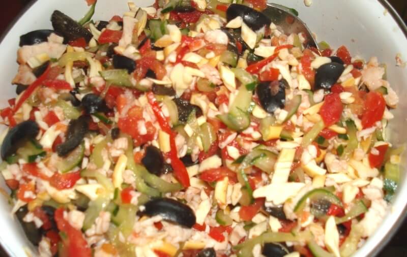 Рецепт салата с копченой куриной грудкой, помидорами и маслинами