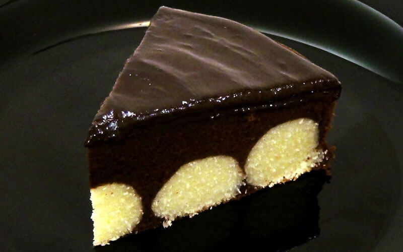 Шоколадный пирог с творожными шариками: простой рецепт
