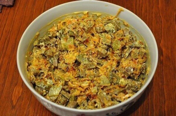1. Салат из печени трески с картошкой, солёными огурцами и сметаной