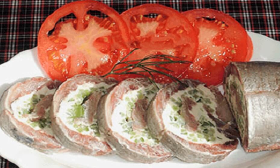 Вкусный закусочный рулет из селедки