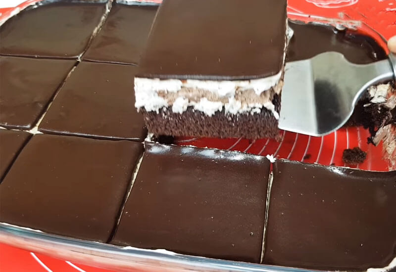 Бисквитный торт-пирожное под шоколадной глазурью